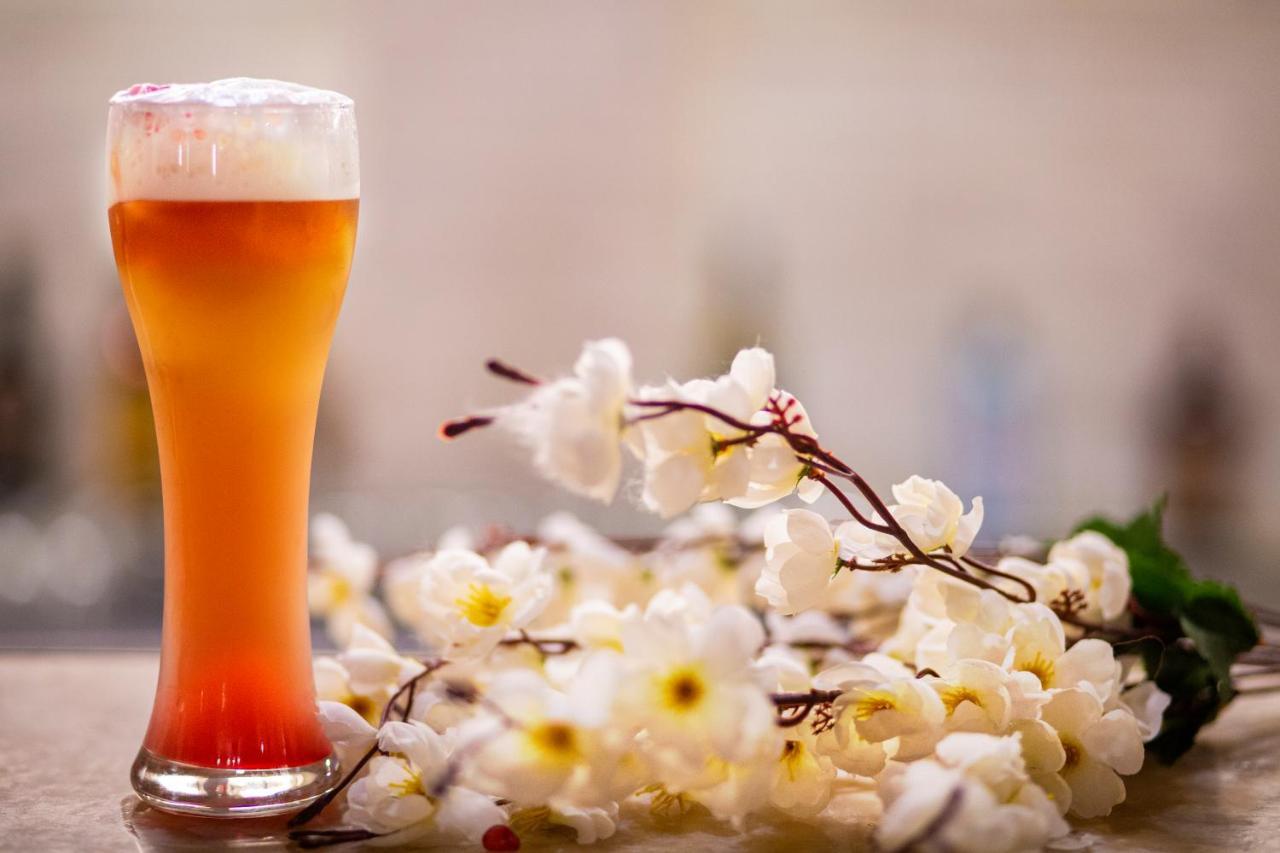 Hotel Ambassador, New Delhi - Ihcl Seleqtions Extérieur photo A glass of beer