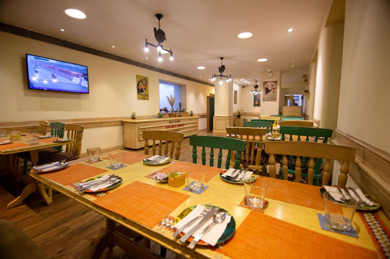 Hotel Ambassador, New Delhi - Ihcl Seleqtions Extérieur photo The interior of a typical Premier Inn restaurant